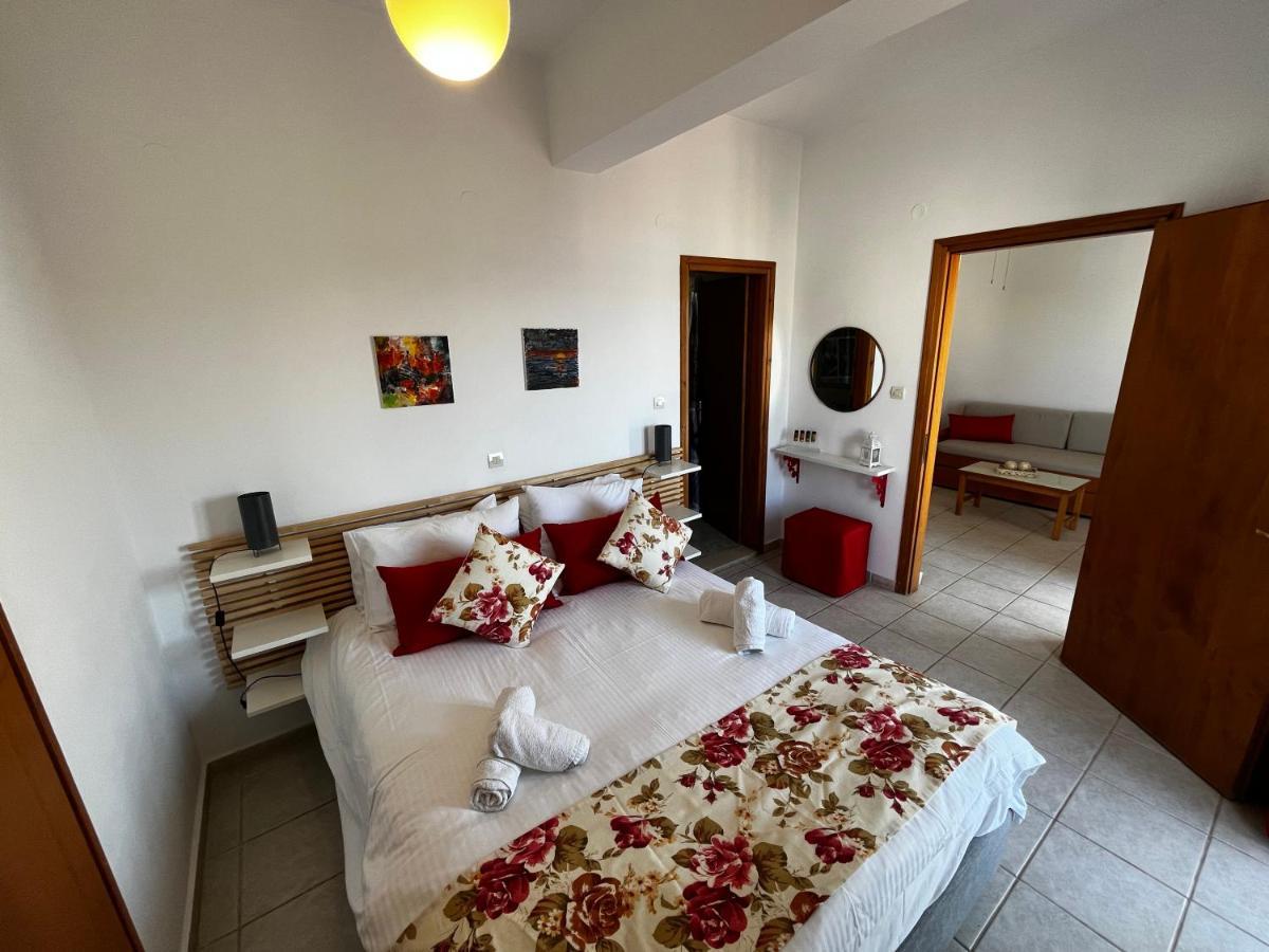 Michael Apartments Agia Marina  Exterior photo