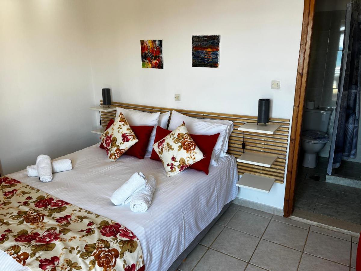 Michael Apartments Agia Marina  Exterior photo